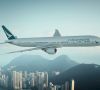 Boeing Cathay Pacific in der Luft, Hochhäuser, Berge