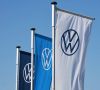 Flaggen mit dem neuen VW-Logo auf dem Volkswagen-Werksgelände in Hannover