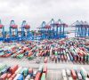 Blick auf den Container Terminal Tollerort im Hamburger Hafen mit einem angelegten COSCO-Schiff
