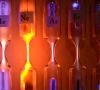 Kolben mit den Gasen Helium, Neon, Argon, Krypton und Xenon, die unter Strom unterschiedliche Farben produzieren