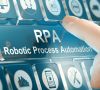 Ein Zeigefinger tippt auf eine interaktive Kachel mit der Aufschrift RPA Robotic Process Automation