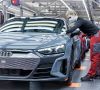 Eine Frau mit Mundschutz kontrolliert bei Audi im Werk Neckarsulm das Spaltmaß auf der Motorhaube
