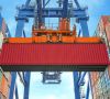 Roter Standard-Container, der in einem Hafen durch einen Kran bewegt wird.