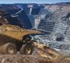 Goldmine im australischen Kalgoorlie mit Riesen-Lkw im Vordergrund