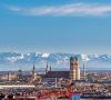 Stadtansicht München, blauer Himmel, Alpen im Hintergrund