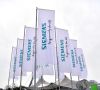 Siemens Flaggen wehen vor der Hauptversammlung