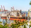 Blick auf den Hafen von Odessa, wo ein Containerschiff an einem Kai festgemacht hat