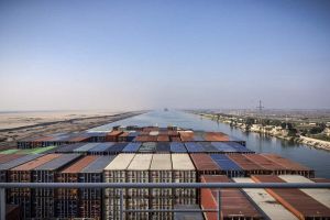 Blick von der Brücke eines Containerschiffs auf den Suezkanal
