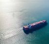 Beladenes Containerschiff auf hoher See