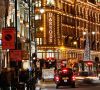 Einkaufsstraße in London mit dem Kaufhaus Harrods in Weihnachtsbeleuchtung