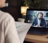Eine Person macht eine Videokonferenz auf einem Laptop mit einem Mann